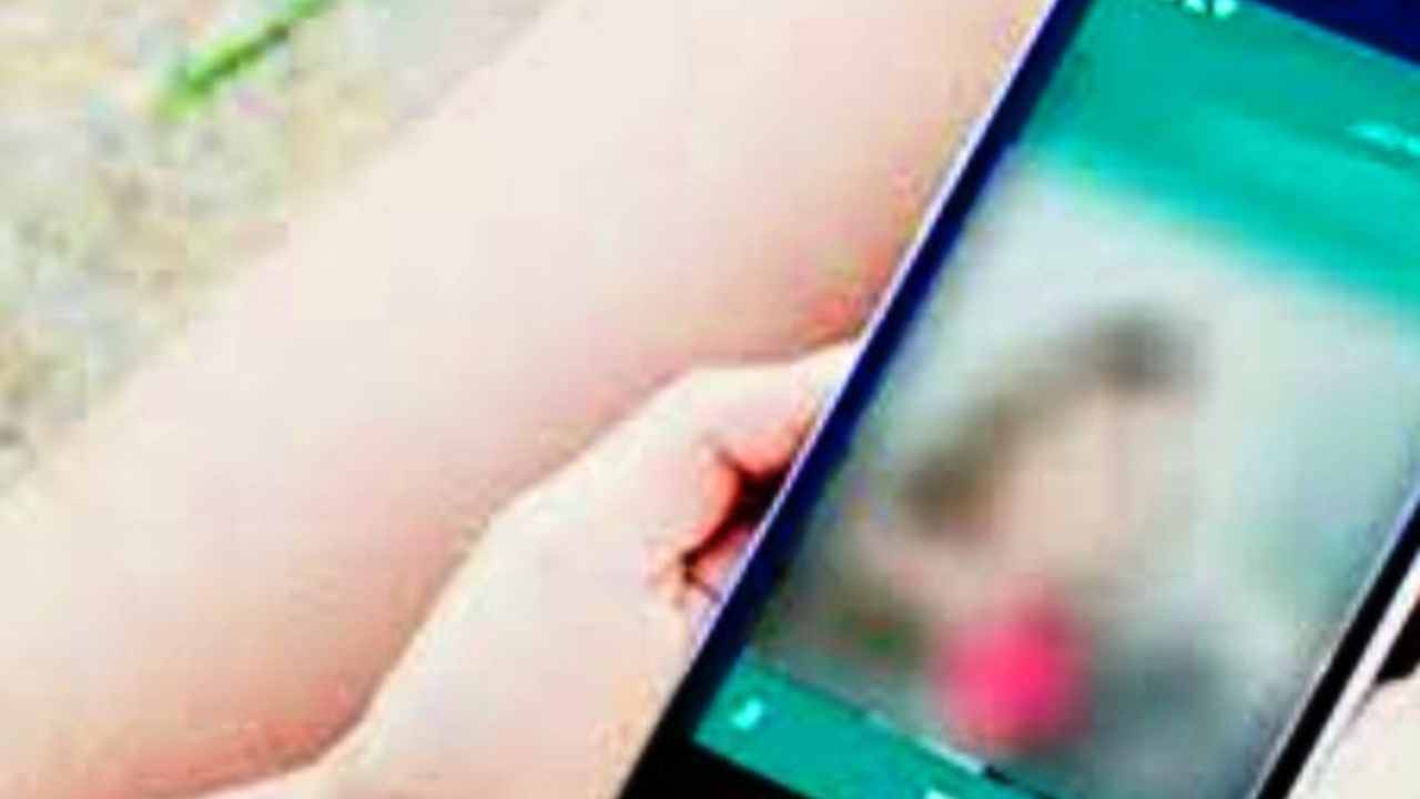 teacher: ক্লাসের মধ্যেই ছাত্রীদের পর্ন দেখানোর অভিযোগ শিক্ষকের বিরুদ্ধে