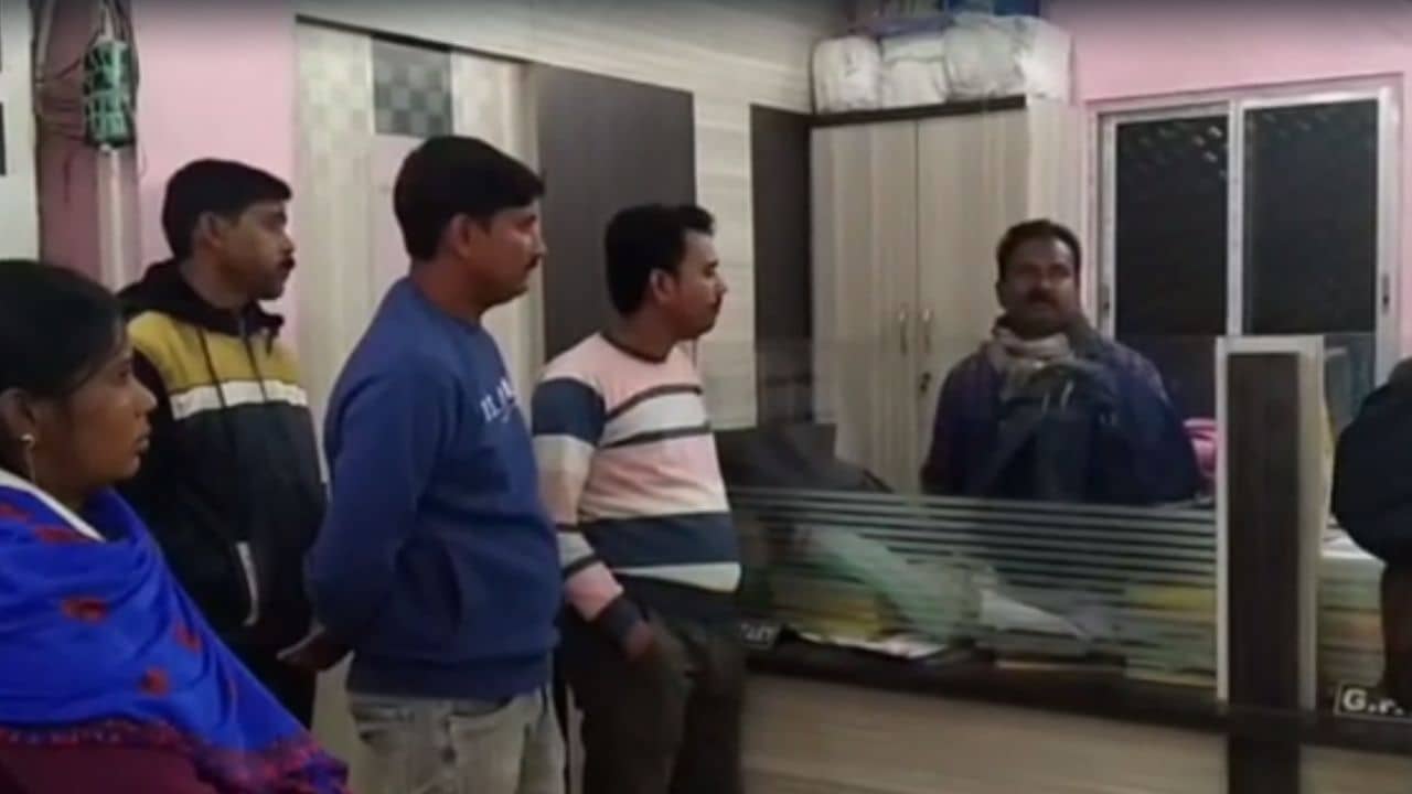 Awas Yojana: আবাস যোজনার তালিকা দেখাতে হবে, পঞ্চায়েতে চড়াও তৃণমূলের দুই নেতা