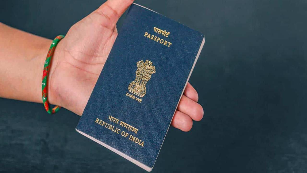 Bangladeshi: পকেটে ভারতীয় পাসপোর্ট, জাতীয় সঙ্গীত গাইতে গিয়েই বেরিয়ে এল আসল পরিচয়