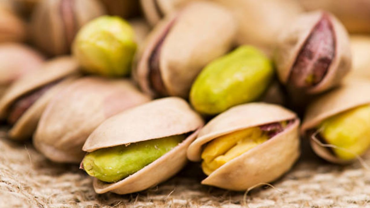 Pistachios Side Effects পেস্তা খেলে বাড়তে পারে রক্তচাপ, দিনে কটা করে