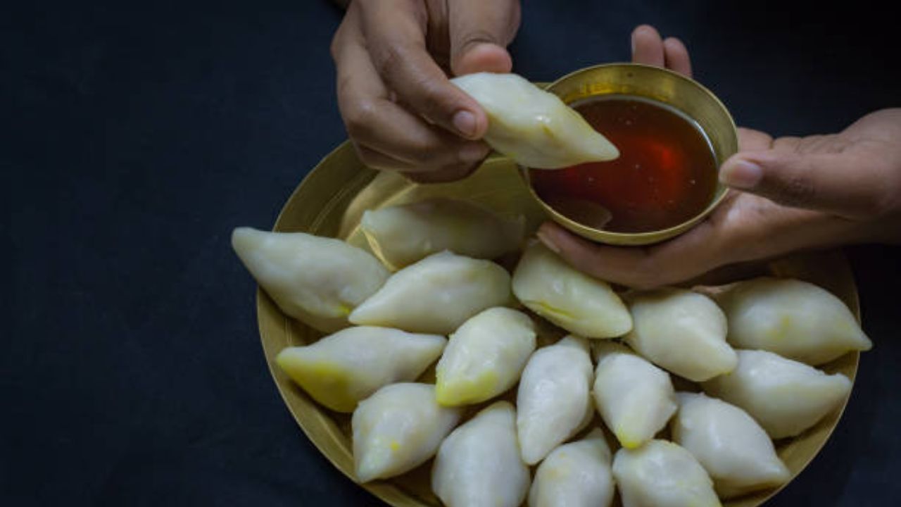 দুধপুলি, পুলি পিঠে, পাটিসাপটা- বছরের এই একটা দিন সব বাড়িতেই বানানো হয়। আর শীতে নতুন গুড়, নতুন চালের গুঁড়ি দিয়ে বানানো পিঠে খেতেও বেশ ভাল লাগে।