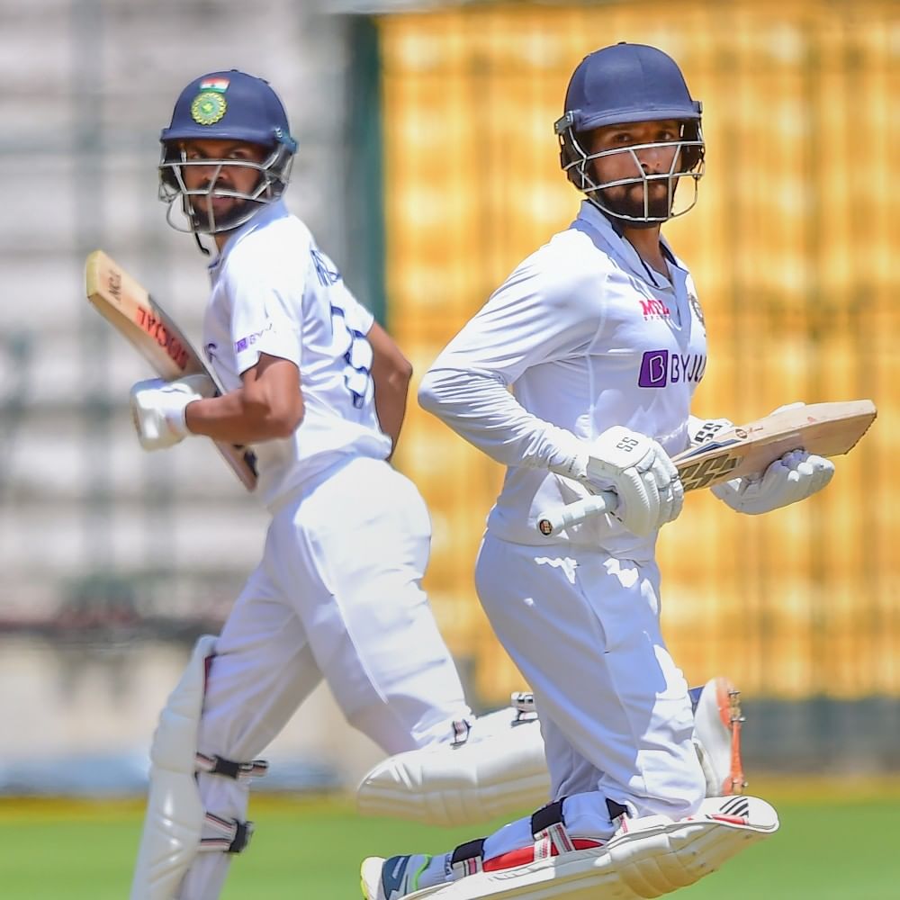 বোলার হিসেবে কেরিয়ার শুরু করা রজত একটা সময় সিদ্ধান্ত বদলে ব্য়াটিংয়ে ফোকাস করেন। অনূর্ধ্ব-১৫ বয়সভিত্তির টুর্নামেন্টের পর তিনি বোলিং ছেড়ে ব্যাটিংয়ে মন দেন। (ছবি-পিটিআই)