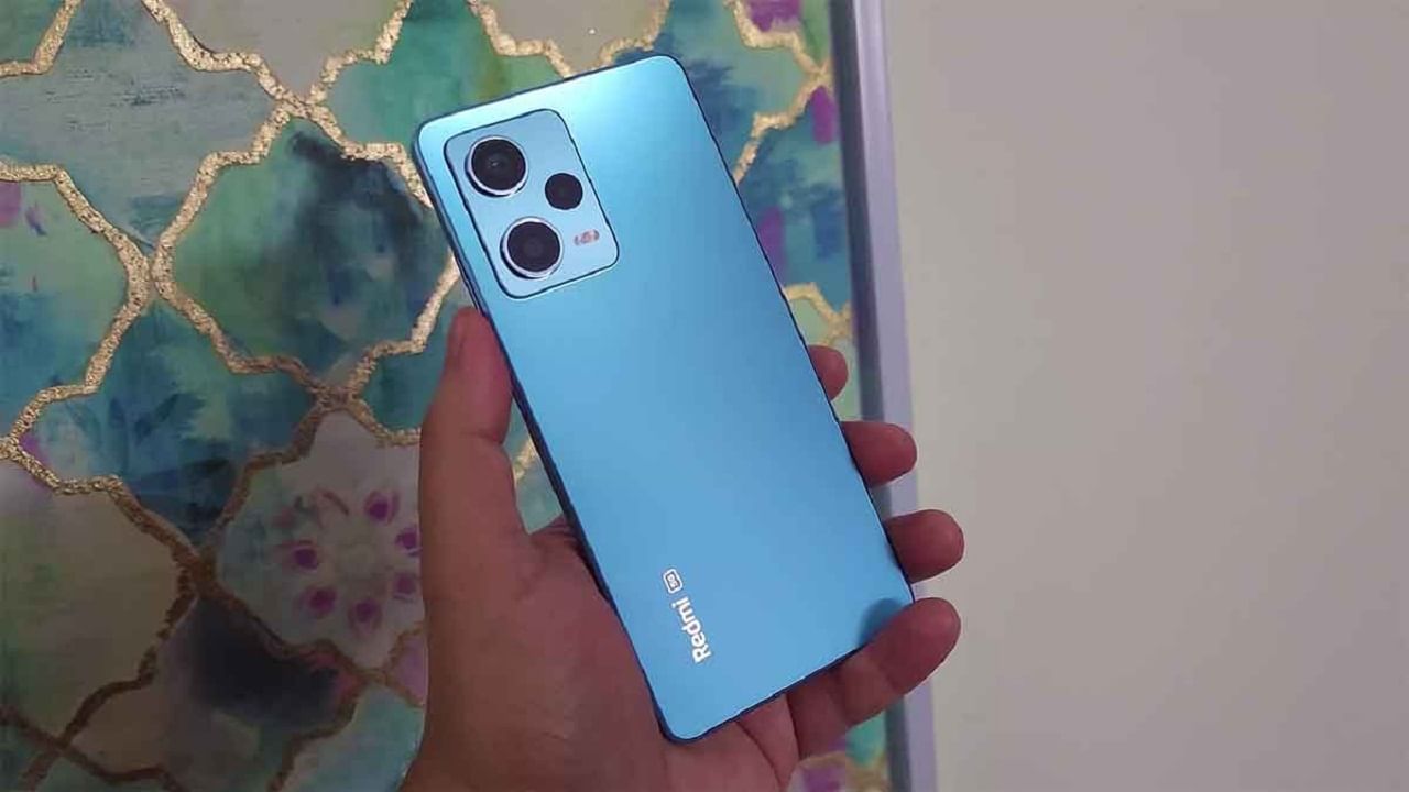 মডেলটি 8 GB র্যাম + 128 GB স্টোরেজ, 8 GB র্যাম + 128 GB স্টোরেজ এবং 12 GB র্যাম + 256 GB স্টোরেজ কনফিগারেশনে বাজারে এসেছে। এগুলির দাম যথাক্রমে 21,999 টাকা, 23,999 টাকা এবং 24,999 টাকা রাখা হয়েছে। এটি অনিক্স ব্ল্যাক, গ্লেসিয়ার ব্লু এবং স্টারডাস্ট পার্পেল কালারে উপলব্ধ।