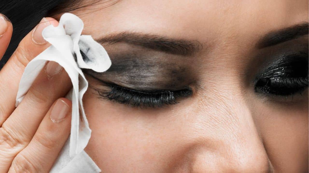 Remove Makeup: চটজলদি মেকআপ উঠবে রান্নাঘরের এই সহজ ও তুচ্ছ জিনিস দিয়েই!