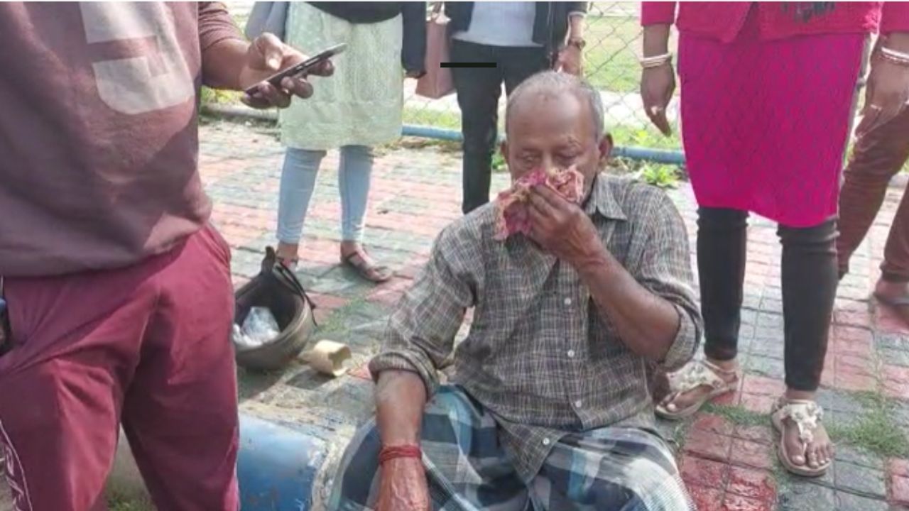 Road Accident: গলগল করে নাক দিয়ে রক্ত বেরোচ্ছে, মুখ চেপে বসে বৃদ্ধ! ফের দুর্ঘটনা সল্টলেকে Road Accident: গলগল করে নাক দিয়ে রক্ত বেরোচ্ছে, মুখ চেপে বসে বৃদ্ধ! ফের দুর্ঘটনা সল্টলেকে