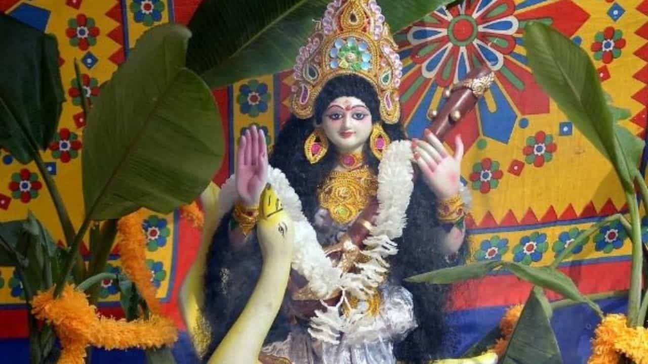 Saraswati Puja 2023: পুরোহিত ছাড়াই করুন সরস্বতী বন্দনা! পুজোর আগের দিন সবটা জেনে রাখুন এখানে Saraswati Puja 2023: পুরোহিত ছাড়াই করুন সরস্বতী বন্দনা! পুজোর আগের দিন সবটা জেনে রাখুন এখানে