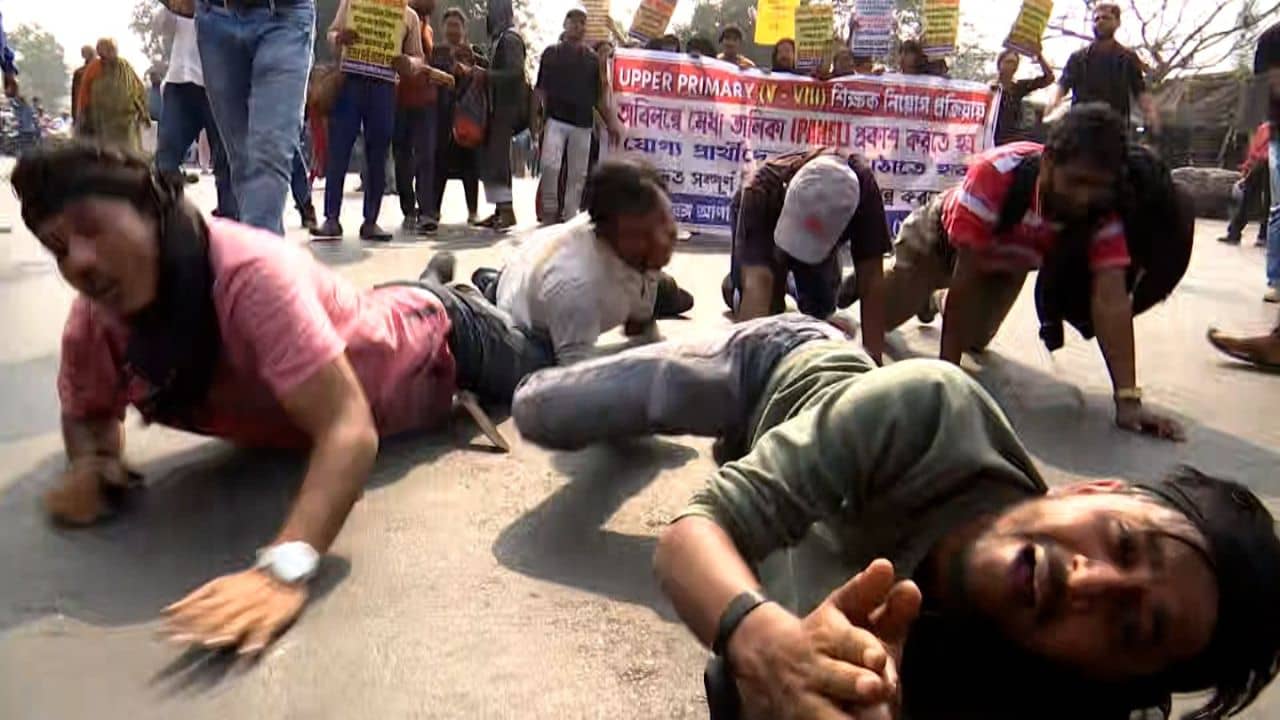 SSC: ধর্মতলায় হামাগুড়ি চাকরিপ্রার্থীদের, ‘চাকরি না হলে এবার রাজপথে আমরা খেলব’