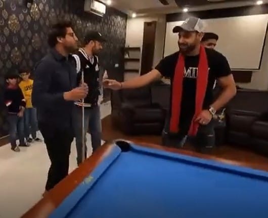 শাহিদের পাশে দেখা যায় পেস বোলার শাহিন শাহ আফ্রিদিকে। শাহিদ আফ্রিদির মেয়ের সঙ্গে সম্পর্কে রয়েছেন তিনি। দলের সদস্যদের বরণ করে নেন তিনিও। ছবি: শাহিদ আফ্রিদি ইনস্টাগ্রাম