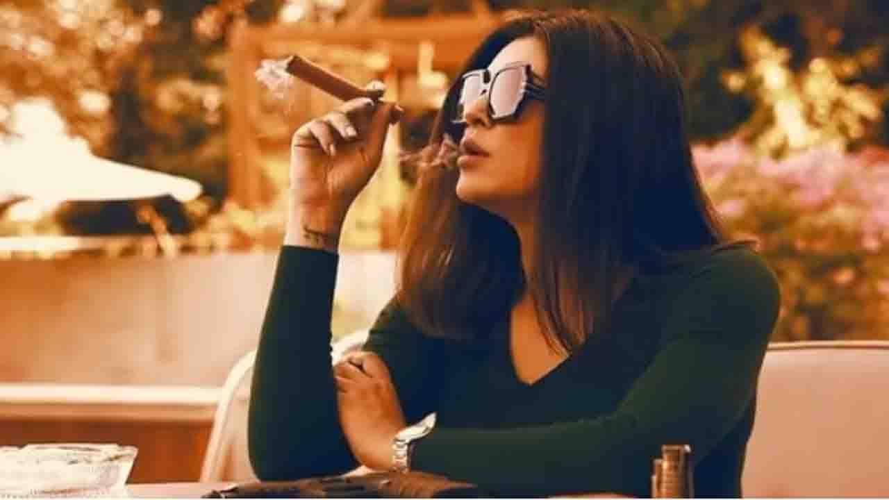 Sushmita Sen: চোখে কালো চশমা পরে সিগারে একের পর এক টান, দেখে ফেললেন সুস্মিতার মেয়ে রেনেও