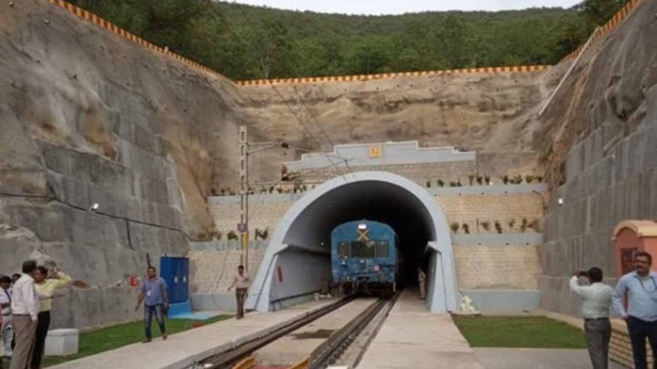 ওবুলাভারিপাল্লি-ভেঙ্কাটাচাল্লাম- কৃষ্ণপট্টম রেল লাইনের দৈর্ঘ্য ১১৩ কিলোমিটার। ওই লাইনের মধ্যেই ৬.৬ কিলোমিটার দৈর্ঘ্যের টানেল তৈরি হয়েছে। 