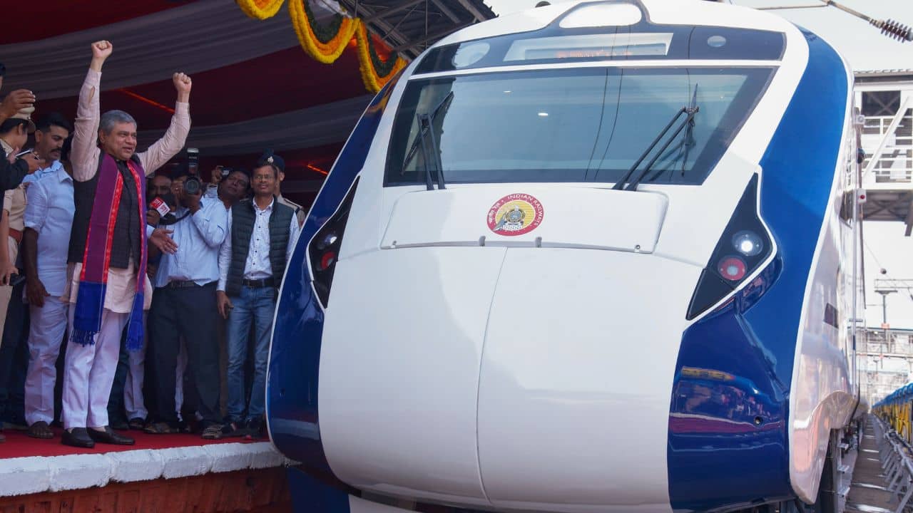 Budget 2023 Expectation: আর বসে নয়, এবার শুয়েও যাতায়াত সম্ভব হবে বন্দে ভারতে! বাজেটেই বড় ঘোষণা করতে পারে কেন্দ্র