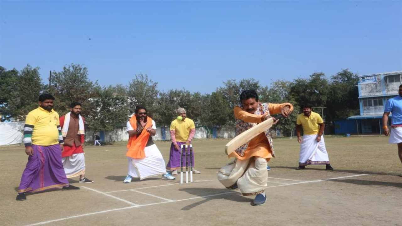 Vedic Cricket: ধুতি-পাঞ্জাবি পরে ক্রিকেট, সংস্কৃতে ধারাভাষ্য! ভেদিক ক্রিকেট নিয়ে উন্মাদনা