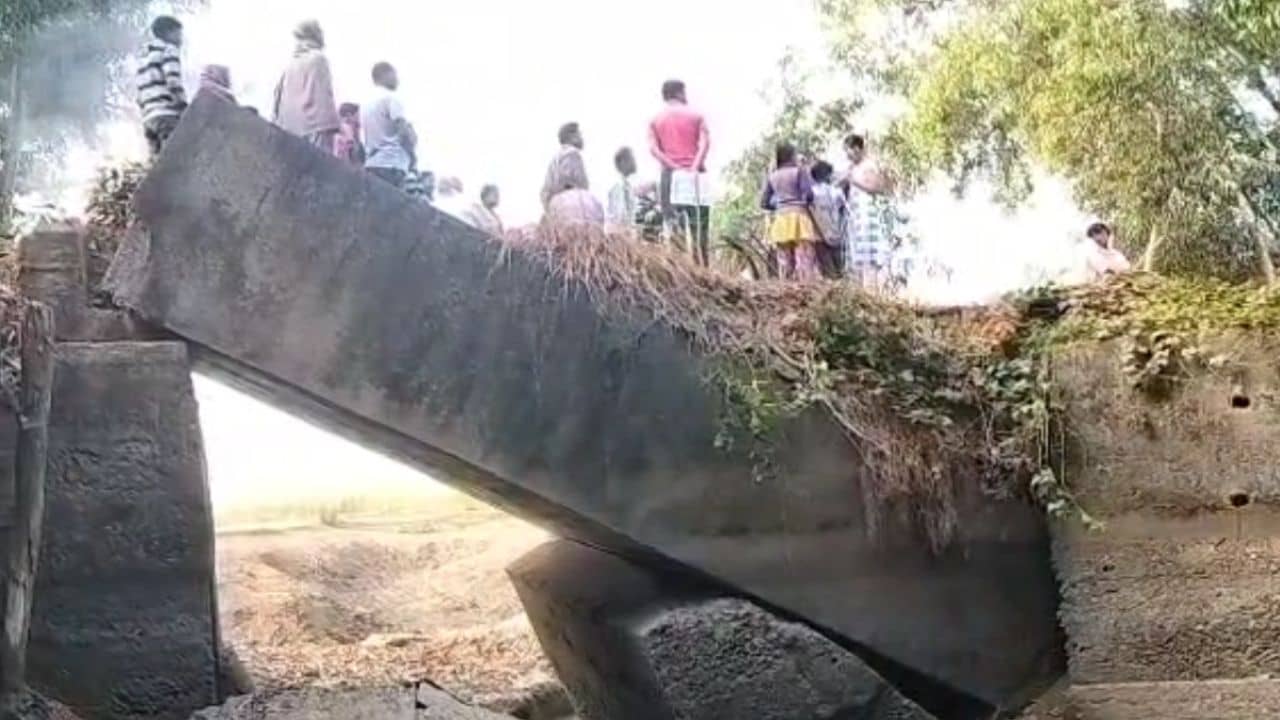 Ghatal Village Road: এটা নাকি কালভার্ট! জীবনের ঝুঁকি নিয়ে নিত্য যাতায়াত, গিয়েছে প্রাণও