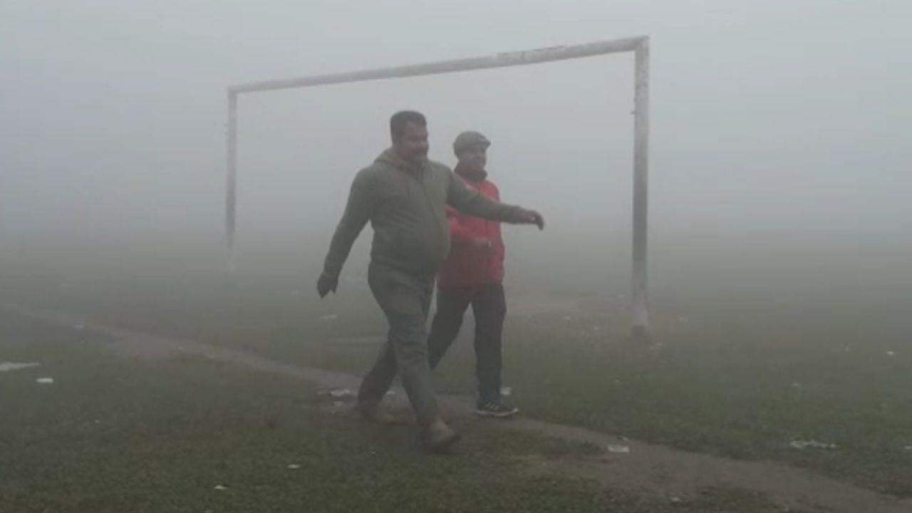 ঘন কুয়াশায় ঢাকল বাংলা। ডুয়ার্স থেকে কলকাতা। মালদা থেকে হুগলি। ১৫০ মিটারে নেমেছে দমদমের দৃশ্যমানতা। বাঁকুড়ায় দৃশ্যমানতা ২০০ মিটার। দেরিতে চলছে ট্রেন। 