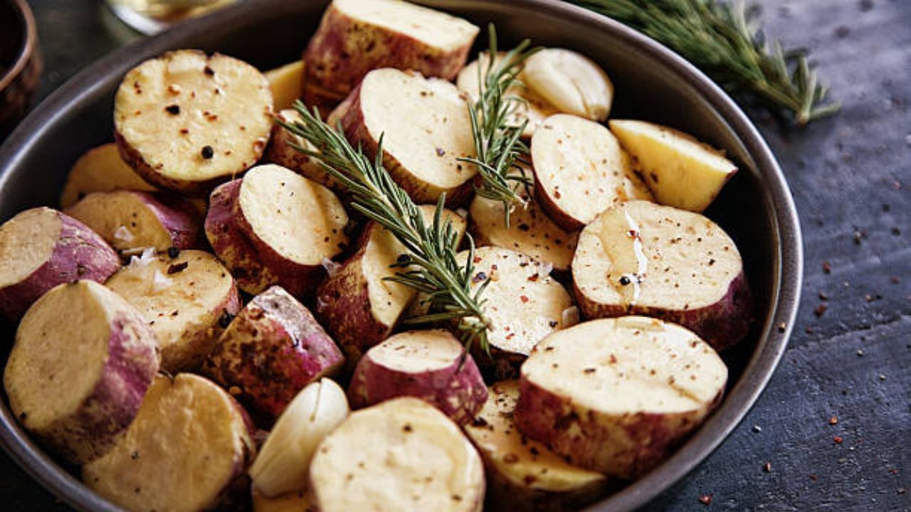 শীতের বাজারে রাঙা আলু সহজেই মেলে। এই আনাজে ফাইবার রয়েছে। সুতরাং, আলু খেলেই যে ওজন বাড়ে এই ধারণা পুষে রাখার কোনও কারণ নেই। বরং, কম ক্যালোরি যুক্ত রাঙা আলু খেয়ে ওজনকে বশে রাখুন। 