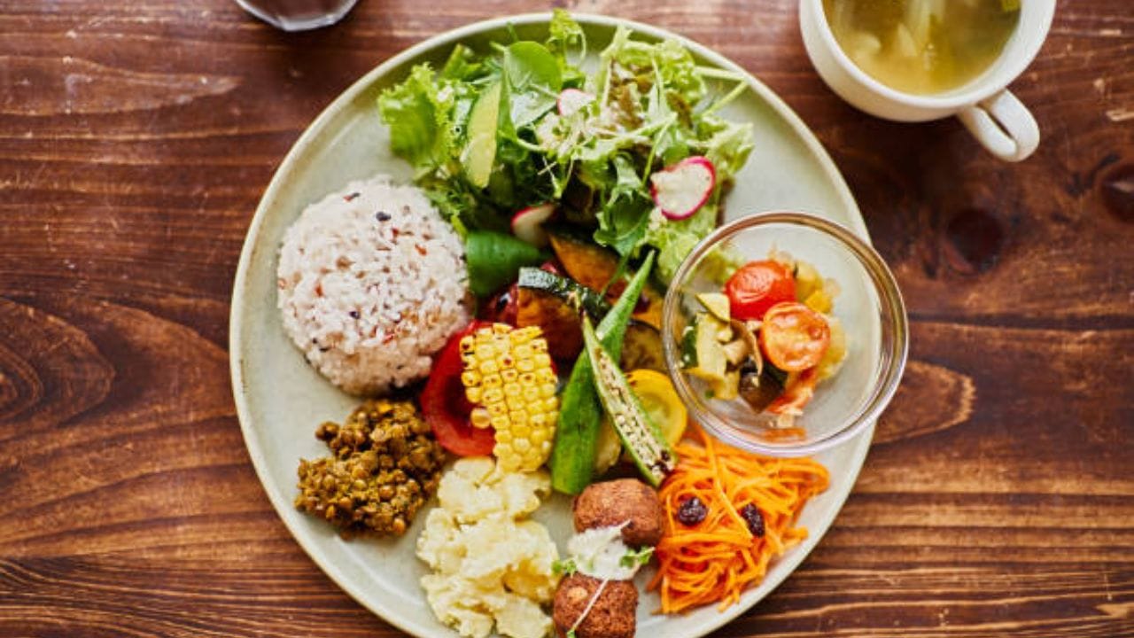 ওজন কমানোর অর্থ উপোস করে থাকা নয়। বরং, পুষ্টিকর খাবার সঠিক পরিমাণে খাওয়া। শীতের মরশুমে এমন খাবার খাওয়া উচিত যা, ভুঁড়ি কমাবে এবং শরীরে পুষ্টির ঘাটতি মেটাবে। এর জন্য কী-কী সবজি ডায়েটে রাখবেন, দেখে নিন।