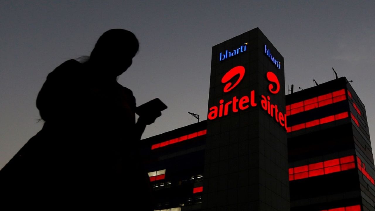 Airtel 155 টাকার রিচার্জ প্ল্যান - এই প্ল্যানে Airtel ব্যবহারকারীরা পেয়ে যান 24 দিনের ভ্যালিডিটি। রয়েছে 1GB ডেটা এবং 300টি SMS-ও পাঠানোর সুবিধা। পাশাপাশি আনলিমিটেড কলিংও করা যাবে প্ল্যানটিতে। অন্যান্য সুবিধার মধ্যে রয়েছে হ্যালোটিউন এবং উইঙ্ক মিউজ়িকের ফ্রি সাবস্ক্রিপশন। এখন এটাই এয়ারটেলের বেসিক প্ল্যান, 99 টাকার প্ল্যান বন্ধ করে যা চালু করা হয়েছে। 