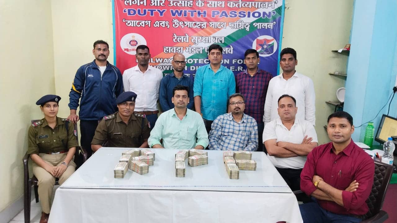 Howrah: ব্যাগ খুলতেই বেরিয়ে এল লক্ষ লক্ষ টাকার বান্ডিল, হাওড়া স্টেশনে আটক বিহারের যুবক