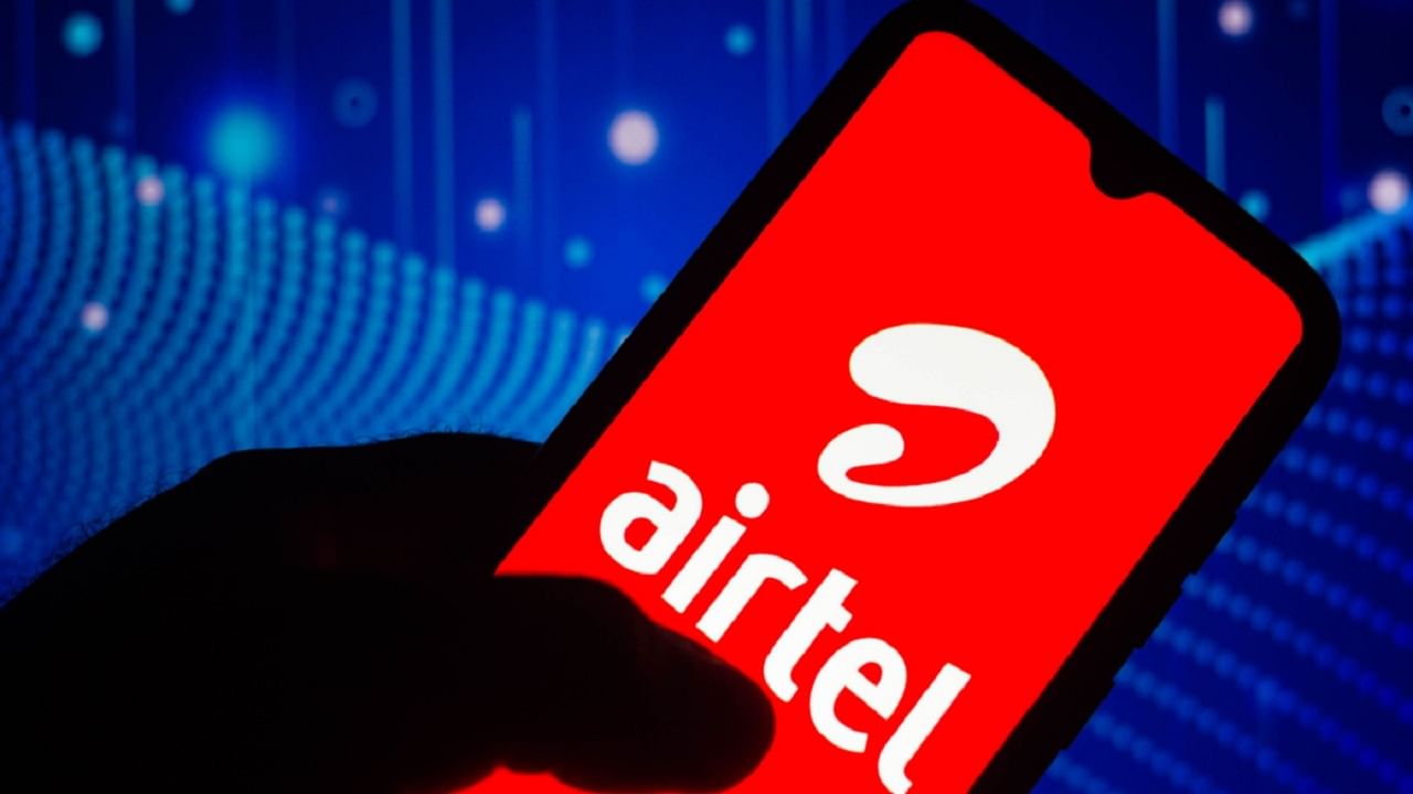 Airtel 179 টাকার রিচার্জ প্ল্যান- Airtel-এর 179 টাকার প্ল্যানে গ্রাহকদের 28 দিন ভ্যালিডিটি দেওয়া হয়। প্ল্যানটিতে গ্রাহকরা পেয়ে যান সর্বসাকুল্যে 2GB ডেটা। আনলিমিটেড ভয়েস কলিংয়ের সুবিধা যেমন রয়েছে, তেমনই আবার এই প্ল্যান রিচার্জ করে 300টি SMS-ও পাঠাতে পারবেন গ্রাহকরা। এছাড়াও রয়েছে উইঙ্ক মিউজ়িক এবং ফ্রি হ্যালোটিউন বেনিফিট। 