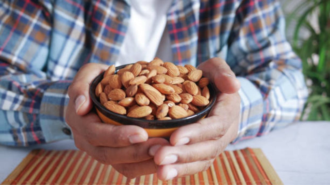 Almonds কোলেস্টেরল, রক্তচাপের জন্য হৃদরোগের ঝুঁকি বাড়ছে? আমন্ড খেলে