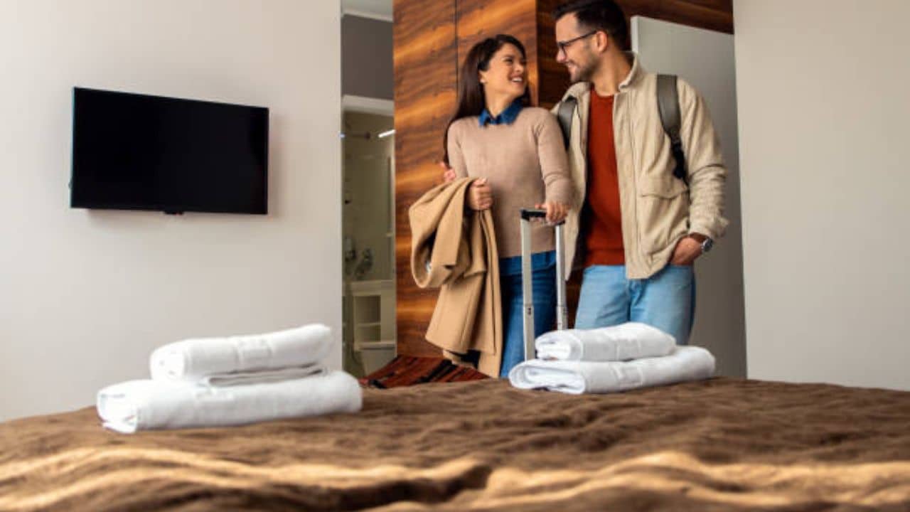 Hidden Cameras In Hotel Room: সঙ্গীর সঙ্গে সময় কাটাতে হোটেল রুম বুক করেছেন, গোপন ক্যামেরার হাত থেকে বাঁচবেন কীভাবে?