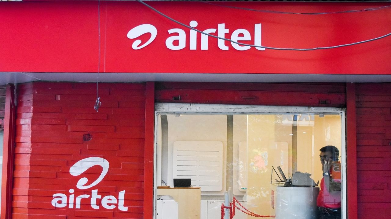 Airtel 455 টাকার প্ল্যান - এটি এয়ারটেলের অন্যতম জনপ্রিয় একটি প্ল্যান। আর এই প্ল্যান জনপ্রিয় হওয়ার মূল কারণ হল তার ভ্যালিডিটি। 455 টাকার Airtel প্ল্যানে গ্রাহকদের 84 দিন ভ্যালিডিটি অফার করা হয়, যা প্রায় তিন মাসের কাছাকাছি। 