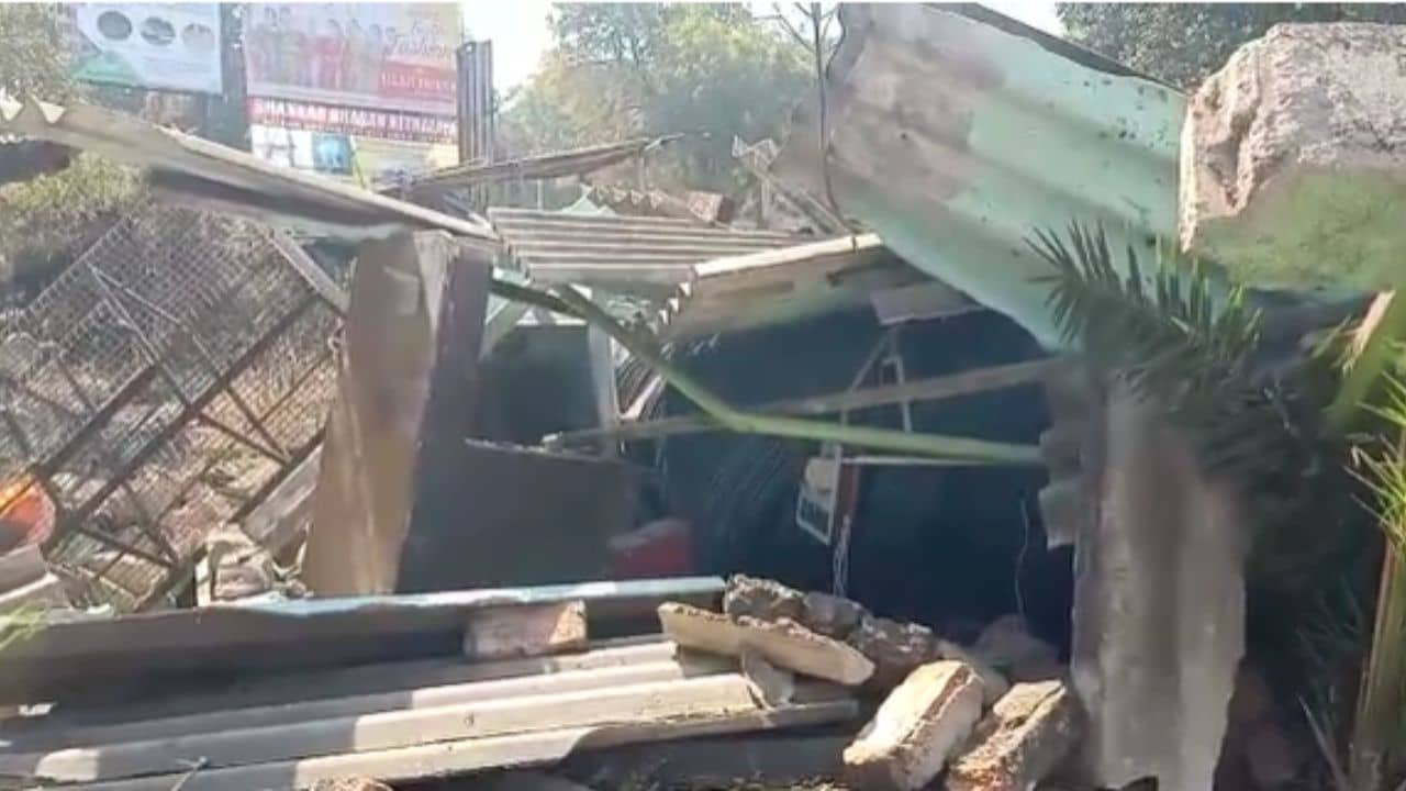 Asansol Road Accident: মধ্যরাতে আচমকাই মুরগিগুলোর চিৎকার, রক্তে ভাসছে রাস্তা, দৃশ্য দেখে শিহরিত পড়শিরা