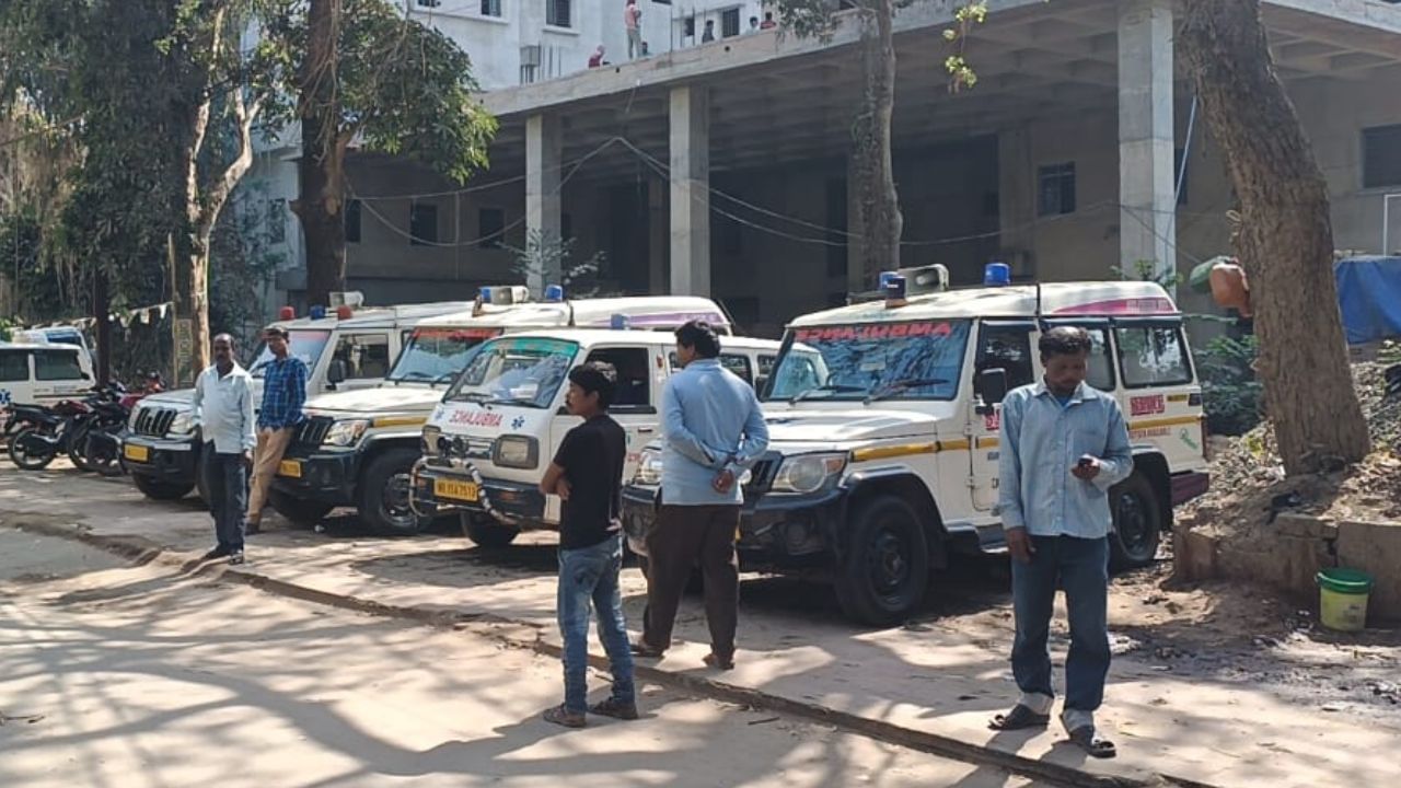 Ambulance in Hospital: মেডিক্যাল কলেজ চত্বর জুড়ে বেসরকারি অ্যাম্বুলেন্সের লাইন, কোন 'বাবু'দের নির্দেশে?