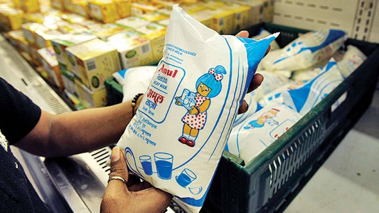 Amul Price Hike: মধ্যবিত্তের বাড়ল চাপ, শহরে আজ থেকেই বাড়ল দুধের দাম
