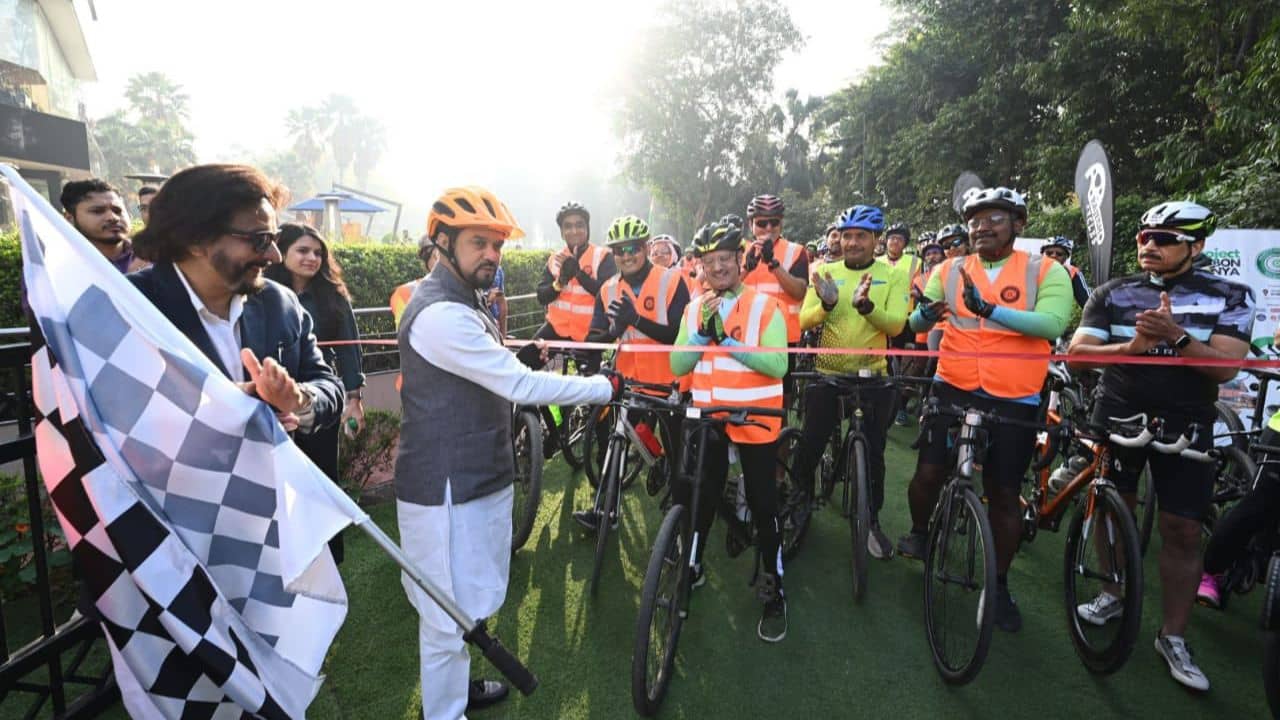 Cyclathon: দিল্লিতে সাইক্লাথনের সূচনা করে নিজেই সাইকেল চালালেন কেন্দ্রীয় মন্ত্রী