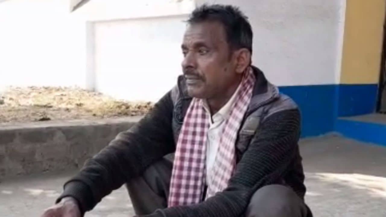 Asansol: আপনার পাস-বই নিচে পড়ে গেছে, যুবকের কথা শুনে মাটিতে তাকাতেই হাতে ৩০ হাজার টাকা নিয়ে ধাঁ