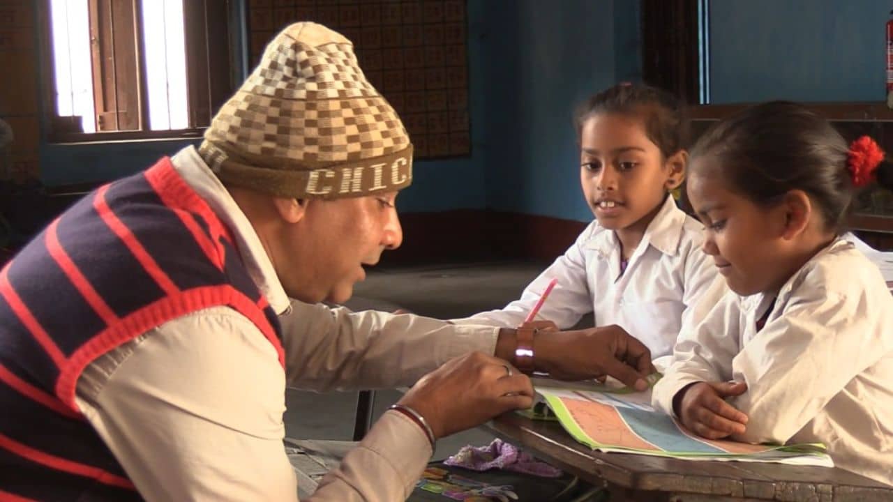 Asansol School: পড়ুয়া পাঁচ, শিক্ষক দুই! দোতলা সরকারি স্কুলভবনটা খাঁ খাঁ করে...ছাত্র ছাড়ার নেপথ্যে অদ্ভুত কারণ