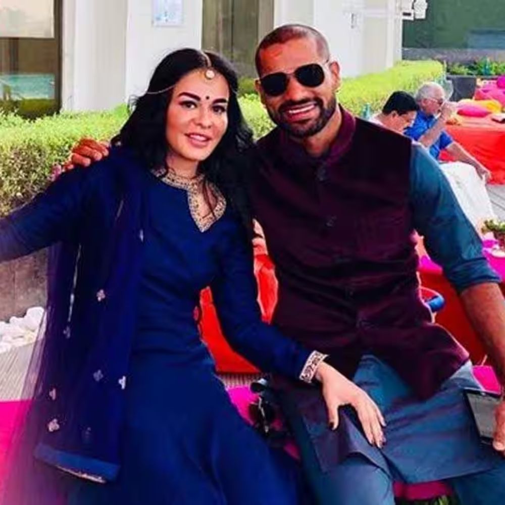 ভারতের তারকা ক্রিকেটার শিখর ধাওয়ান (Shikhar Dhawan) ও আয়েশা মুখোপাধ্যায়ের (Ayesha Mukherjee) লাভস্টোরির সূচনা ফেসবুক থেকে। ধাওয়ানের প্রাক্তন সতীর্থ হরভজন সিংয়ের 'মিউচুয়াল ফ্রেন্ড' ছিলেন আয়েশা। তা দেখে শিখর তাঁকে ফ্রেন্ড রিকোয়েস্ট পাঠিয়েছিলেন। (ছবি-টুইটার)