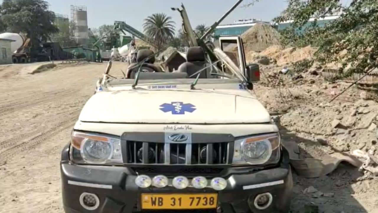 Road Accident: বিটি কলেজের সামনে দাঁড়িয়ে থাকা গাড়িতে ধাক্কা মেরে দুমড়ে মুছড়ে গেল অ্যাম্বুলেন্স, গাড়ির ভিতর ভেসে গেল রক্তে!