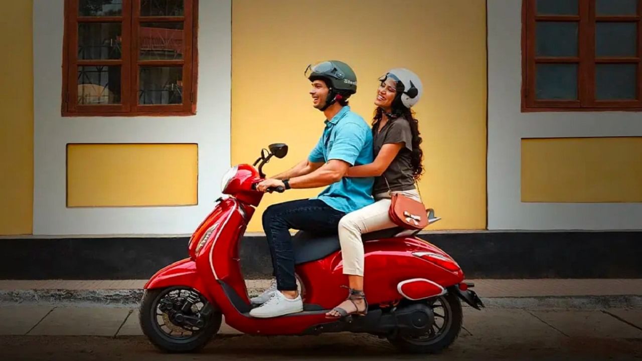 Bajaj Chetak E-Scooter: অতিরিক্ত রেঞ্জ ও ফিচারের নতুন Bajaj Chetak ই-স্কুটার আসছে, একচার্জে 108 km ছুটবে