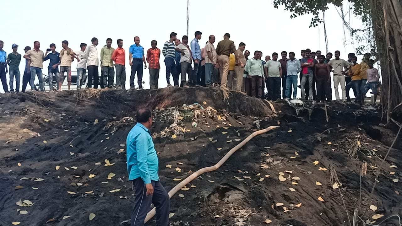 Dakshin Dinajpur : আখের রস বিক্রি করে চলত সংসার, ছাই চাপা আগুনে পড়ে মৃত্যুর কোলে ঢোলে পড়লেন কান্দু