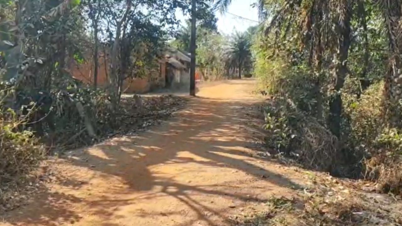 Bankura Road: রঙচঙে ফলকে লেখা সংশ্লিষ্ট তারিখ, কিন্তু তা পেরল কবেই! রাস্তার কাজ আজও 'রাস্তাতেই' কিন্তু টাকা 'উধাও'