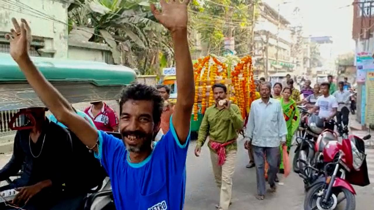 Basirhat : এল ব্যান্ড পার্টি, বাজল ডিজে! ১০৯ বছরের বৃদ্ধার শেষযাত্রায় আনন্দে মাতোয়ারা বসিরহাট