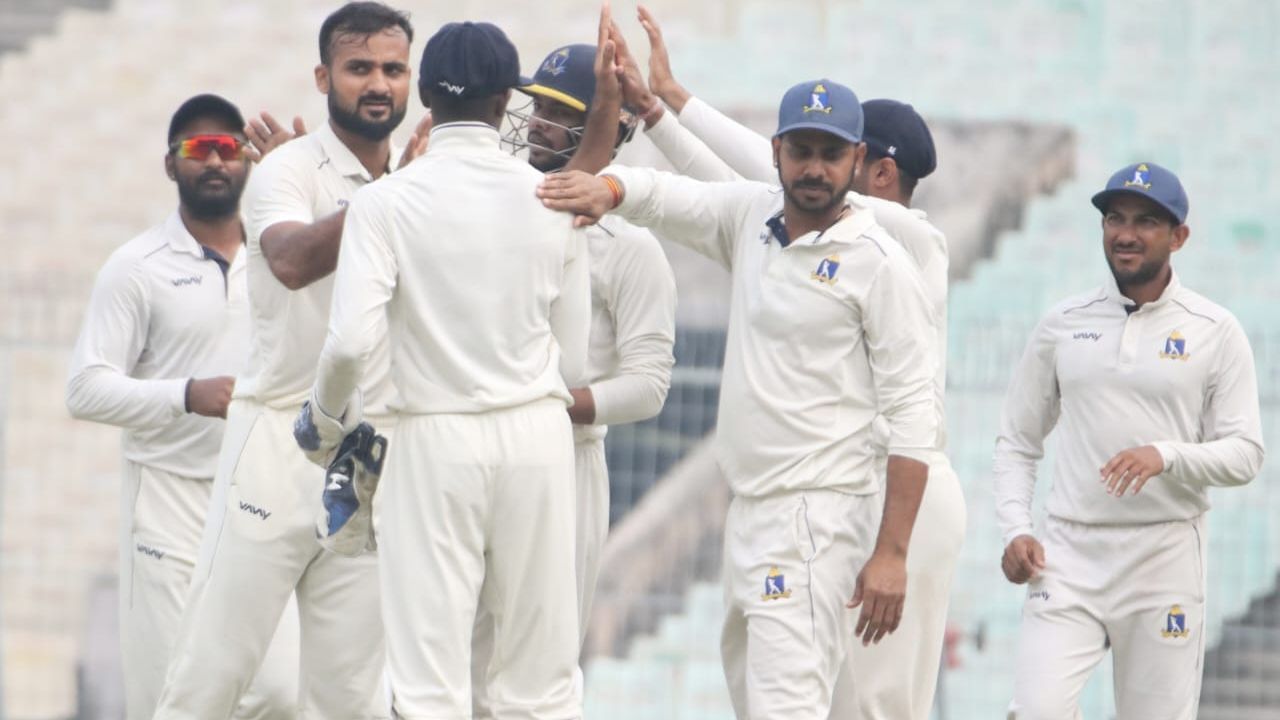 Ranji Trophy Final: স্কোরবোর্ডে 'মাইনাস' ৬১, হাতে ৬ উইকেট, হাল ছাড়তে নারাজ বঙ্গশিবির Ranji Trophy Final: স্কোরবোর্ডে 'মাইনাস' ৬১, হাতে ৬ উইকেট, হাল ছাড়তে নারাজ বঙ্গশিবির