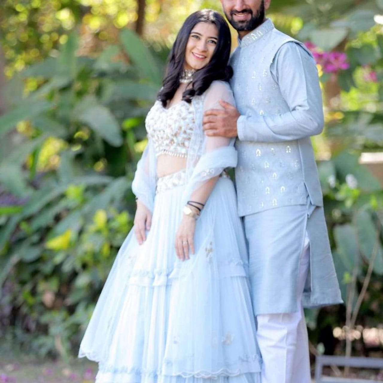 ভারতীয় ক্রিকেটের মিস্টার ডিপেন্ডেবল চেতেশ্বর পূজারা বরাবরই লাজুক প্রকৃতির। আবার তিনিই প্রেমে পড়েছিলেন প্রথম দেখায়। সম্বন্ধ দেখতে গিয়ে একান্তে ঘণ্টা দুয়েক ধরে মেয়েটির সঙ্গে গল্প করেছিলেন চেতেশ্বর। ওইটুকু সময়েই জীবনের অন্যতম গুরুত্বপূর্ণ সিদ্ধান্ত নিয়ে ফেলেন পূজারা। (ছবি:ইনস্টাগ্রাম)