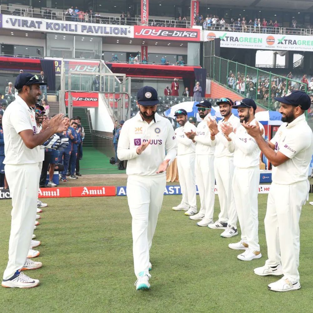 শততম টেস্ট খেলতে নামা চেতেশ্বর পূজারাকে ভারত ও অস্ট্রেলিয়ার ক্রিকেটাররা গার্ড অফ অনার দিয়ে সম্মান জানিয়েছে। (ছবি-এএফপি)
