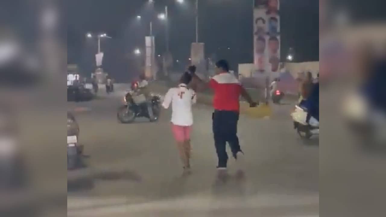 Video: বিয়েতে নারাজ ষোড়শী, তা বলে ৪৭ বছরের পাত্রের এমন কাণ্ড! দেখুন হাড়হিম ভিডিয়ো