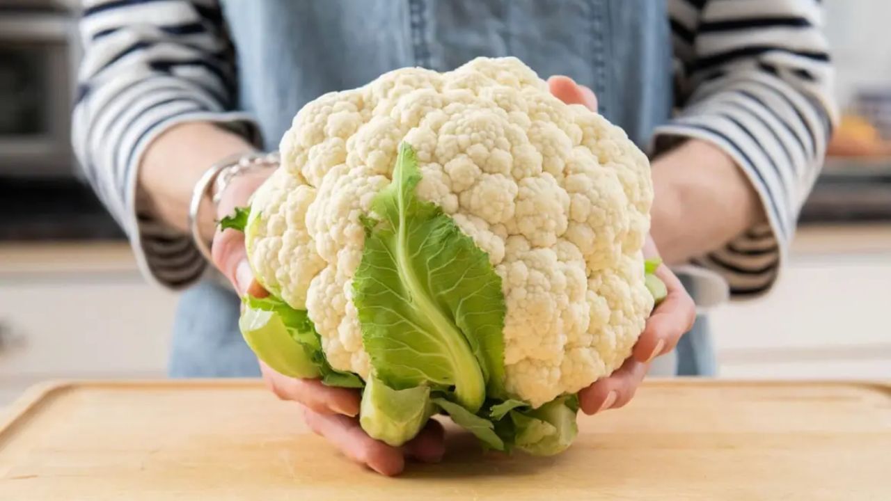 Benefits of Cauliflower: স্তন কিংবা কোলন ক্যান্সারের সঙ্গে লড়ছেন? রোজ পাতে রাখুন এই শীতকালীন সবজি