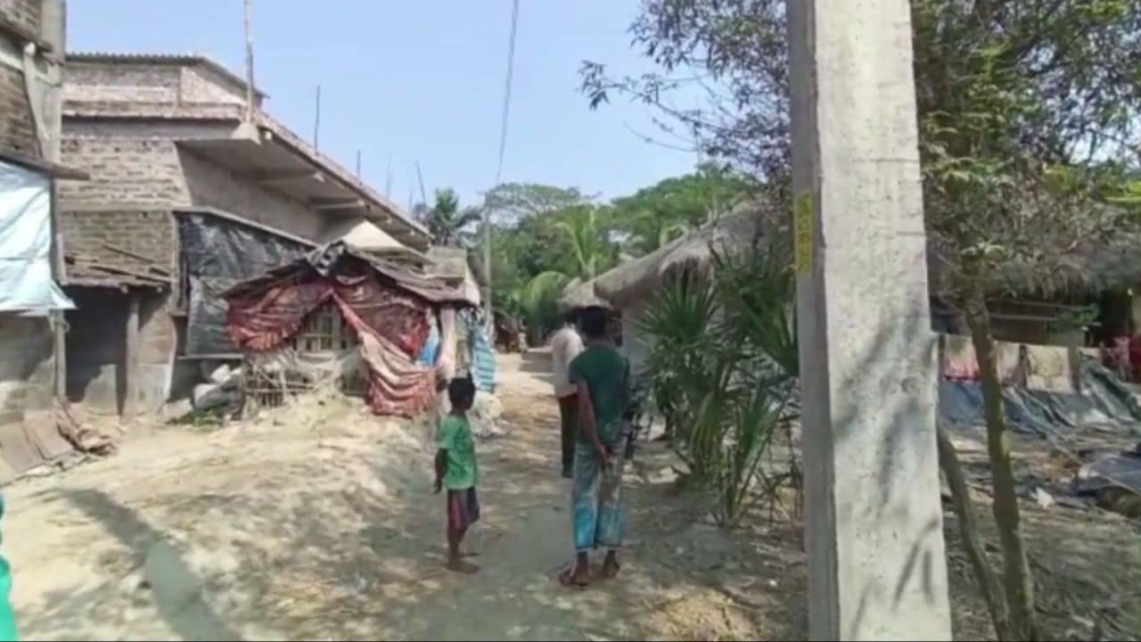 Woman Harassment: মশারির উপর থেকেই মহিলার উপর ঝাঁপিয়ে পড়ল যুবক, দেখতে পেয়েই কপালে হাত প্রতিবেশীদের