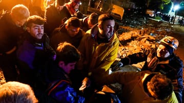 Turkey-Syria Earthquakes Highlights: ফের ভূমিকম্পে কেঁপে উঠল তুরস্ক, মৃতের সংখ্যা বেড়ে দাঁড়াল ৪,৩০০