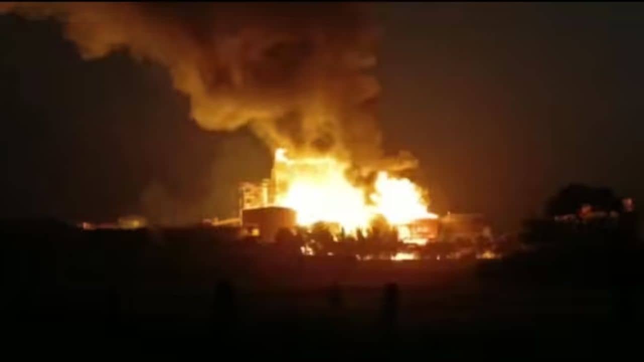 Fire: চিনিকলে বিধ্বংসী আগুন, আটকে প্রায় ৭০ শ্রমিক