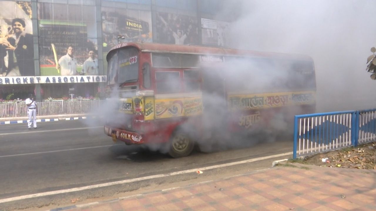 Fire near Eden Gardens: ইডেনের সামনেই যাত্রীবোঝাই বাসে আগুন, ঘন ধোঁয়ায় আতঙ্ক ছড়াল গ্যালারিতে