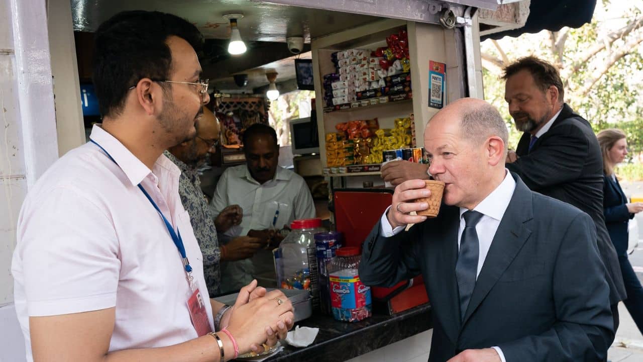 German Chancellor Scholz: প্রধানমন্ত্রীর সঙ্গে বৈঠকের পরই দিল্লির রাস্তায় দাঁড়িয়ে চা পান জার্মান চ্যান্সেলরের