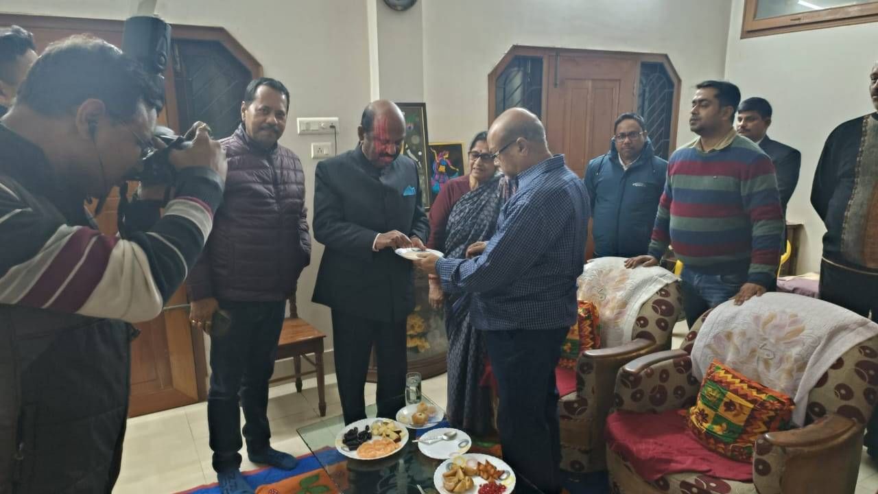 Governor CV Ananda Bose : জলপাইগুড়িতে ঝটিকা সফর লাটসাহেবের, আচমকা ঢুঁ মারলেন পুরনো সতীর্থর বাড়িতে