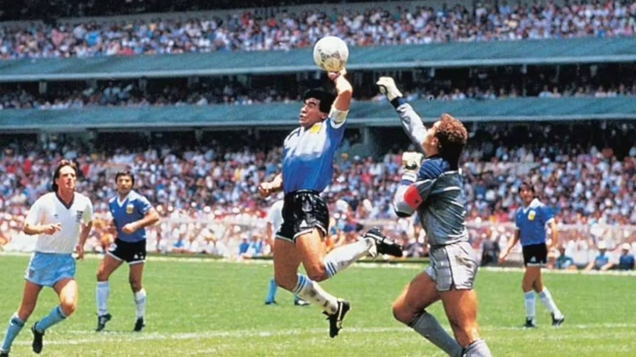 Hand of God Ball: অতি লোভে...। হ্যান্ড অব গডের বল নিয়ে বিপাকে রেফারি!